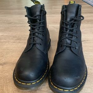 DR. MARTENS WOMEN’S SMOOTH LEATHER LACE UP BOOTS